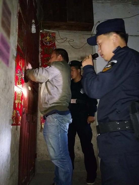 红花岗区粗心妈妈误将幼女锁家中 民警全城寻开锁师傅开门